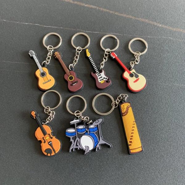 かわいい楽器キーホルダー,ミニギター,サックス,ピアノ,バックパック,車の飾り,シリコンミュージカージュエリー 製品の説明: Name: かわいい楽器キーホルダー 素材: シリコン パッケージ: 1個