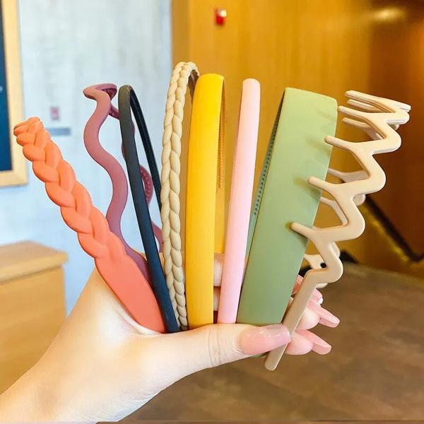 ？ ノンスリップデザイン:ヘッドバンドは、使用中に滑り落ちないように、しっかりと所定の位置に保持する滑り止めのデザインを備えています。 ？ カラフルでスタイリッシュ:8種類の色から選ぶことができるこれ