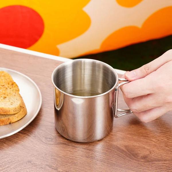 1Pc ステンレス鋼折りたたみハンドルカップポータブルカラビナカップ屋外キャンプカップ家庭用屋外キャンプアクセサリー 特徴: 軽量で持ち運び可能、耐久性、高硬度、耐摩耗性、軽量、屋外での使用に適してい