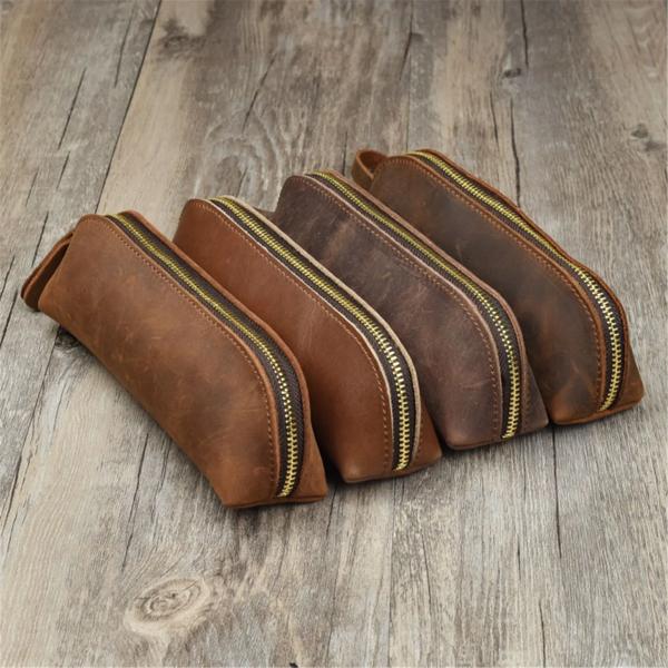 素材: 牛革 色: 黒、茶色、ダークブラウン、ブラウン サイズ: 180x60x60mm 重量: 80グラム 1つのバッグはデュアルパーパスです。学生用のペンシルケースやメガネケースとして使用できます