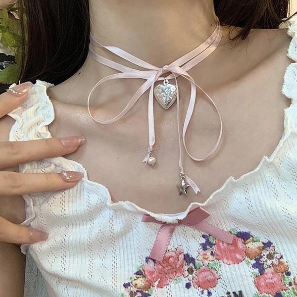 新しい高品質! 説明: 1.ユニークなデザイン: このネックレスは愛の形をして特別にデザインされており、リボンの要素を使用しています。 このネックレスのデザインはロマンチックでファッショナブルで、着用