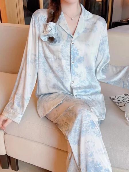 サイズ表(cm) Size Bust Length Sleeve Length Shoulder Pant Length Waist Hip 重量(KG) M 98 59 53 37 88 52-98